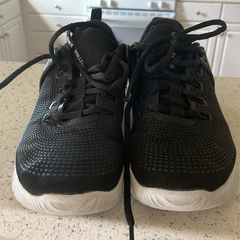 Volleyball sneaks Nike